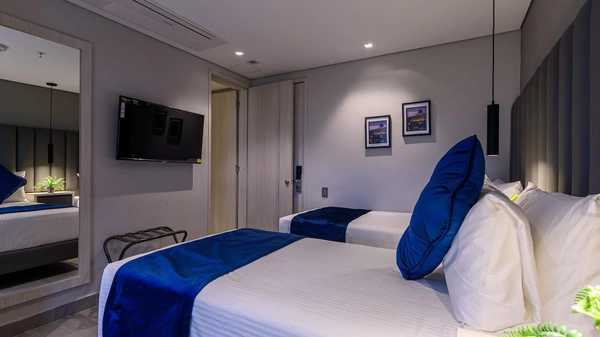 ****  4 Sur Hotel Medellin Colombia